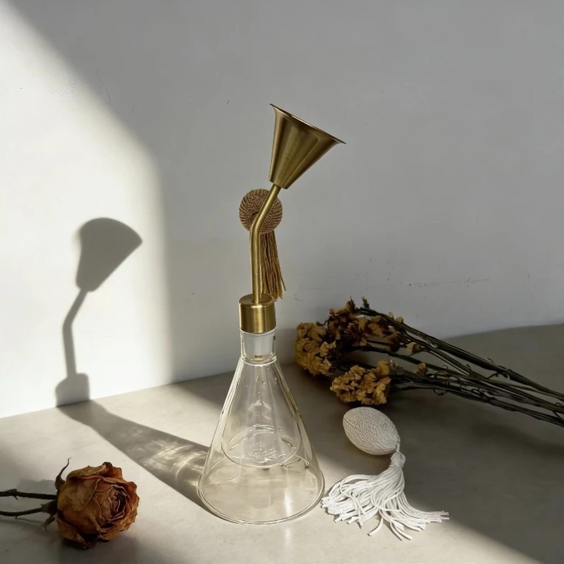 Perfume Fragrance Store - Elegante frasco transparente con borlas decorativas